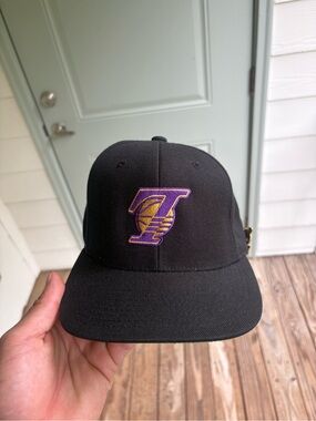 New Era Black Los Angeles Lakers Embroidered Logo Snapback